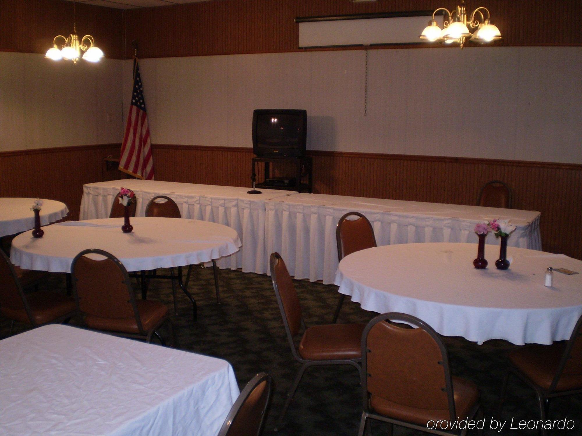 Starved Rock Motor Inn Travelodge By Wyndham Streator Restaurant photo